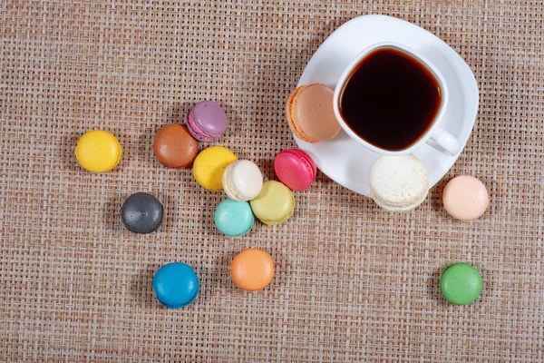 Una taza blanca de café y macarrones — Foto de Stock