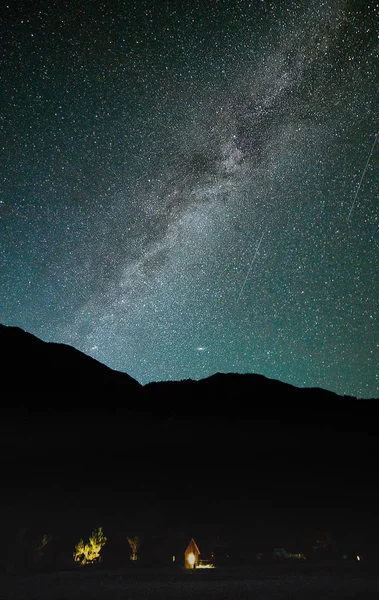 ミルキーウェイとカトゥ・ヤリク山の夜空 ロイヤリティフリーのストック写真