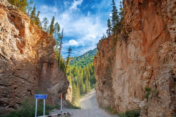 道路通过狭窄的通道在岩石。Chibit 河上的红门. 免版税图库照片