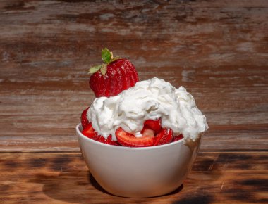 Kurulu ile dilim ekmek ve ahşap masa üzerinde lezzetli çilek reçeli