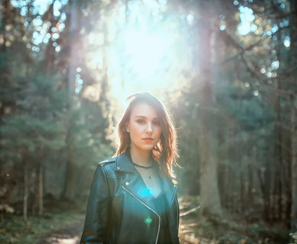 Outdoor-Mode Foto von jungen schönen Dame in einem Birkenwald. — Stockfoto