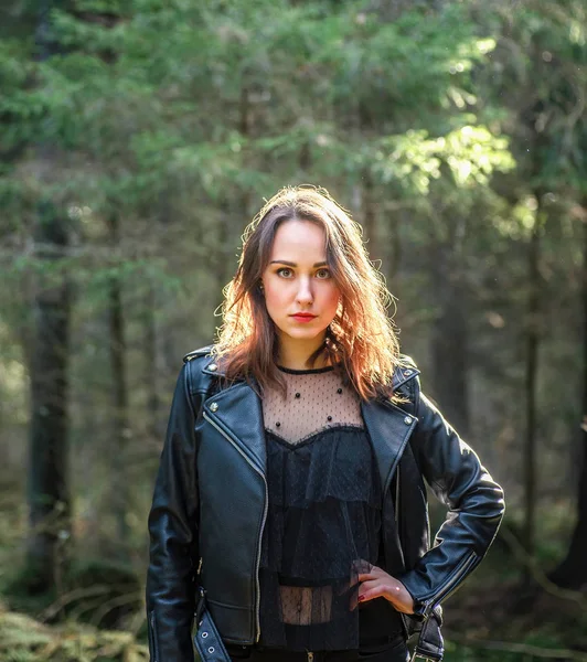 Outdoor-Mode Foto von jungen schönen Dame in einem Birkenwald. — Stockfoto