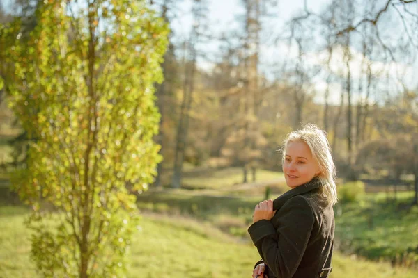 Utomhus mode foto av unga vackra dam i en björkskog. — Stockfoto