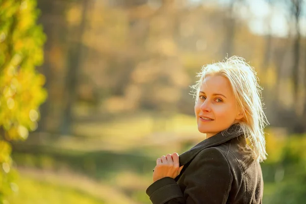 Utomhus mode foto av unga vackra dam i en björkskog. — Stockfoto