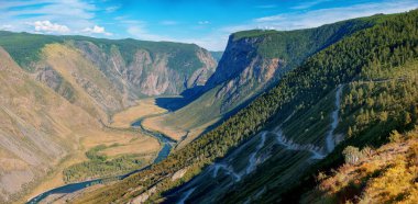 Pass Katu-Yaryk ve Chulyshman Vadisi Nehri üzerinde görüntüleyin. Altay Cumhuriyeti, Sibirya. Rusya