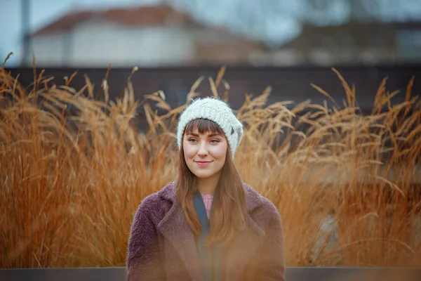 Mujer sentada en el banco observando hojas amarillas en otoño . — Foto de Stock