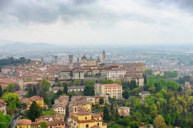 Bergamo şehrinin panoramik manzarası, Lombardiya, İtalya