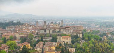Bergamo şehrinin panoramik manzarası, Lombardiya, İtalya