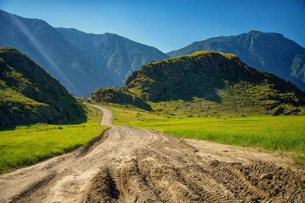 Sabahları Chulyshman Vadisi 'nin manzarası. Altai Cumhuriyeti, Sibirya. Rusya — Stok fotoğraf