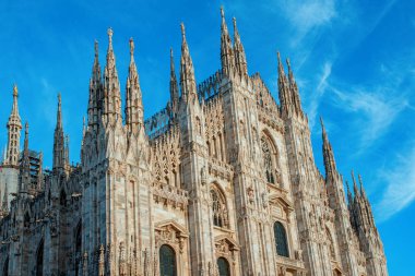 Milano'nun Duomo'su ve mavi gökyüzü. Milano Katedrali , İtalya