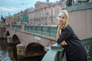 St. Petersburg'un merkezinden bir kadın geçiyor. Rusya
