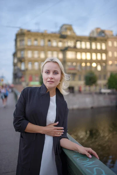 Uma mulher caminha pelo centro de São Petersburgo. Rússia — Fotografia de Stock
