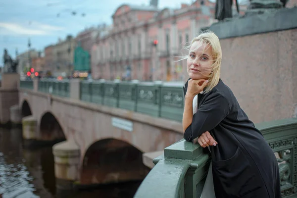 Μια γυναίκα περπατάει στο κέντρο της Αγίας Πετρούπολης. Ρωσία — Φωτογραφία Αρχείου