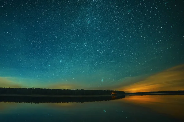 Tranquillo cielo stellato notturno sullo sfondo del paesaggio fluviale Estonia Foto Stock Royalty Free