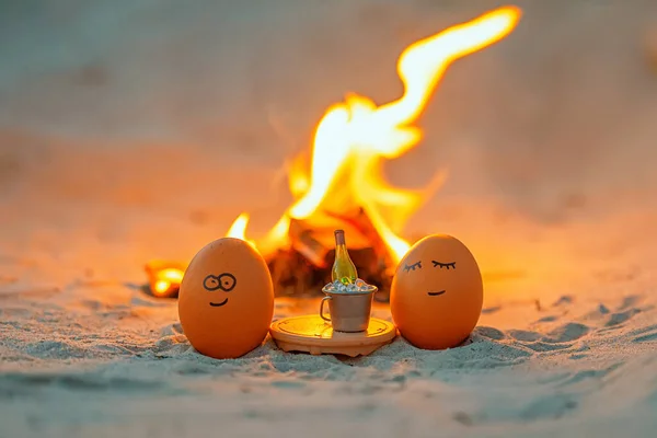 Huevos divertidos de Pascua relajándose en una playa. —  Fotos de Stock