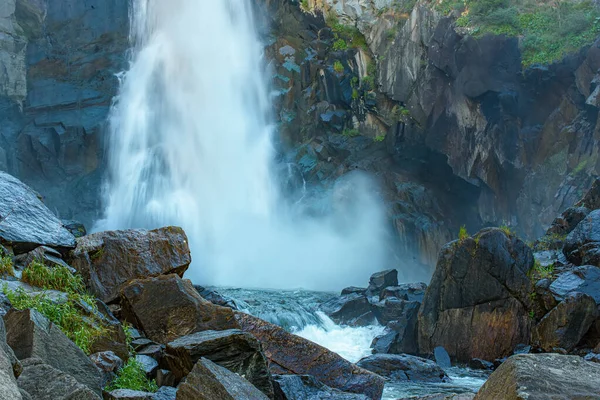 Куркуркурский водопад в горах Алтая осенью, Республика Алтай, Сибирь, Россия. — стоковое фото
