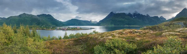 Arktiska bergen och fjorden i norra Norge i sommar — Stockfoto