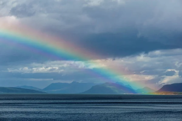 Gökkuşağı. Gökkuşağının üstünde bir fiyort Norveç'te. Norveç dili. Yağmur.
