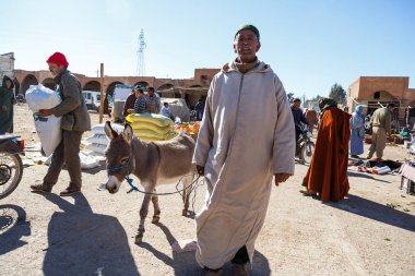 Fas. Çarşı yerel köyde ikamet Evcil Hayvan satan