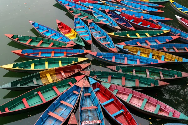 Çok renkli Nepal tekneler