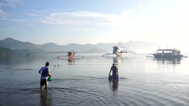 Filipin Adaları Gündoğumu Denizde Balıkçı Teknesi — Stok video