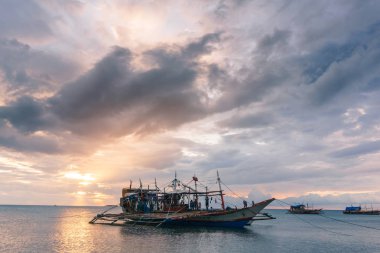 Deniz peyzaj arka planda klasik Filipin balıkçı teknesi.
