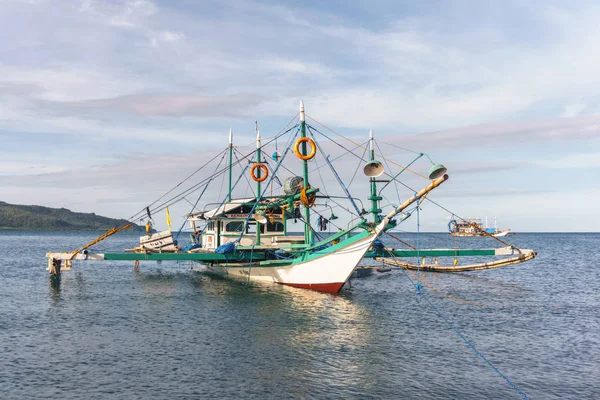 Deniz peyzaj arka planda klasik Filipin balıkçı teknesi.