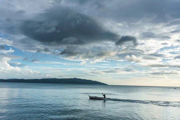 Deniz peyzaj arka planda klasik Filipin balıkçı teknesi.