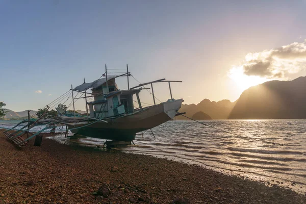 Barco de pesca filipino clássico no fundo da paisagem do mar . — Fotografia de Stock