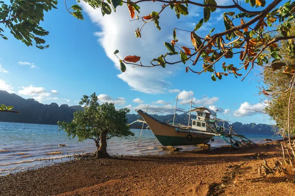 Deniz peyzaj arka planda klasik Filipin balıkçı teknesi.