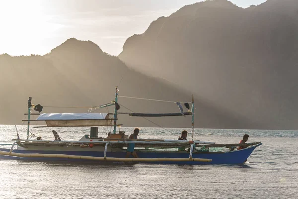 Barco de pesca filipino clássico no fundo da paisagem do mar — Fotografia de Stock