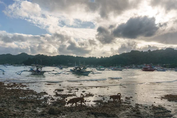 Barco de pesca filipino clássico no fundo da paisagem do mar — Fotografia de Stock