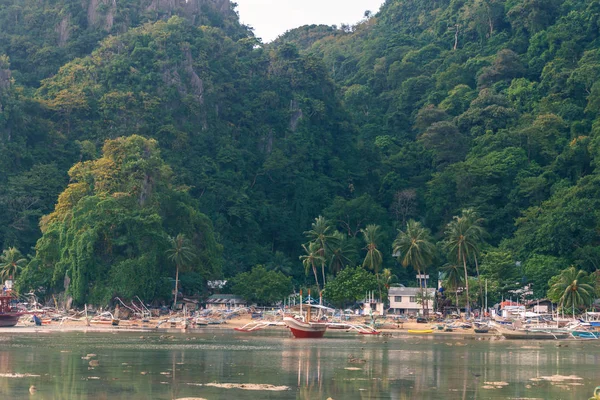 Barco de pesca filipino clássico no fundo da paisagem do mar — Fotografia de Stock