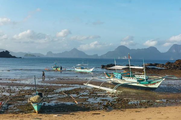 Barco de pesca filipino clássico no fundo da paisagem do mar — Fotografia de Stock