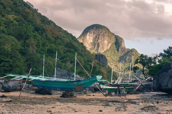 Barco de pesca filipino clássico Barco de pesca filipino clássico no fundo da paisagem do mar — Fotografia de Stock