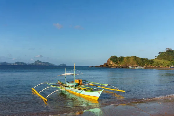 Barco de pesca filipino clássico no fundo da paisagem do mar — Fotografia de Stock