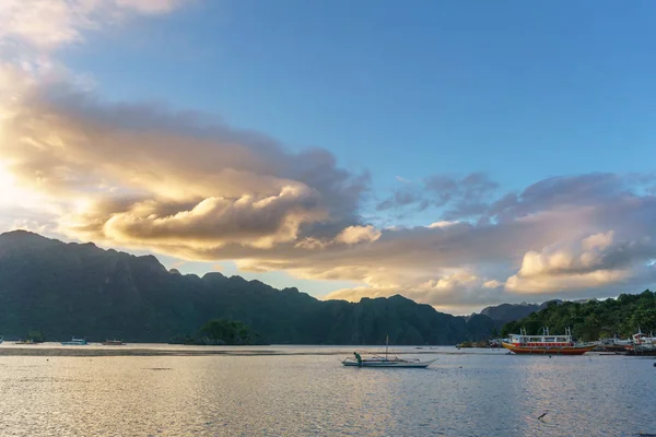 Barco de pesca filipino clássico no fundo da paisagem do mar — Fotografia de Stock