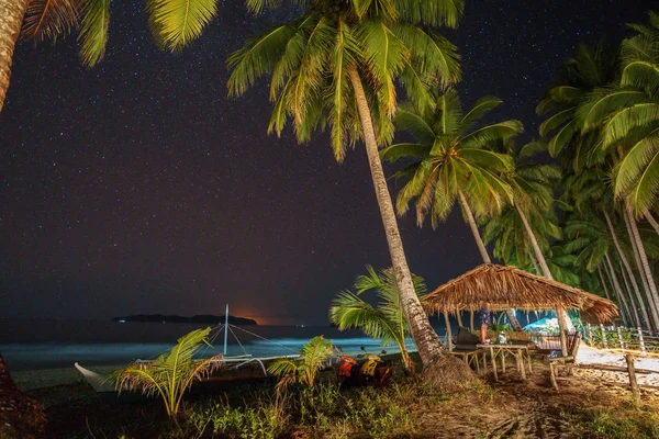 Filipinas. palmeiras no mar — Fotografia de Stock