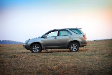 Muhteşem alan gözlemlemek için offroad araç park