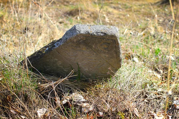 Sírkő Arab Feliratok Ősi Muzulmán Temető Elhagyott Erdőben Található Bashkortostan Stock Kép