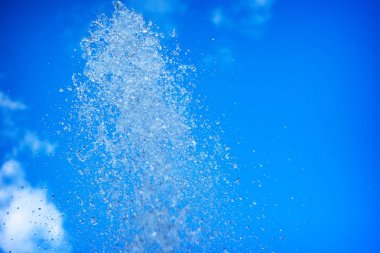 Doğal çeşmeden su damlaları