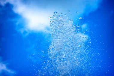 Doğal çeşmeden su damlaları