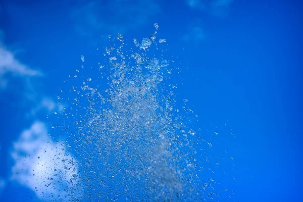 Gotas de água de uma fonte natural — Fotografia de Stock