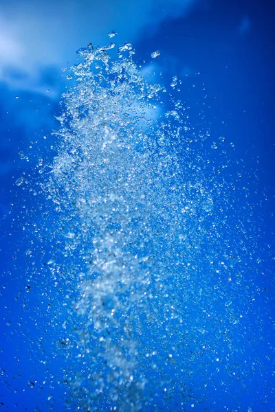 Σταγόνες Νερού Μία Φυσική Πηγή Στο Παρασκήνιο Του Μπλε Ουρανού — Φωτογραφία Αρχείου