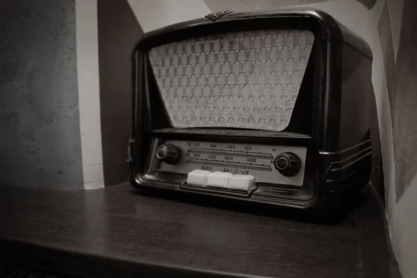 Récepteur Radio Soviétique Vintage Dans Une Vieille Boîte Bois — Photo