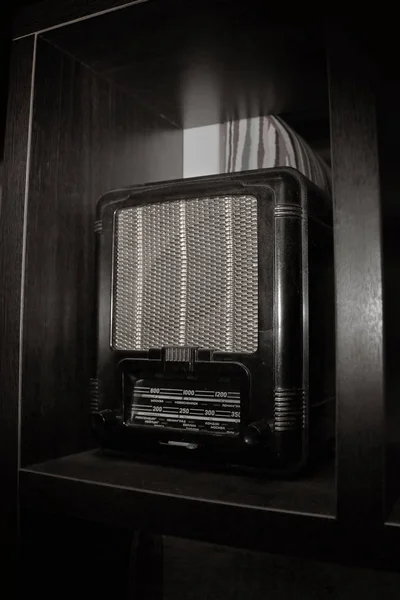 Récepteur Radio Soviétique Vintage Dans Une Vieille Boîte Bois — Photo