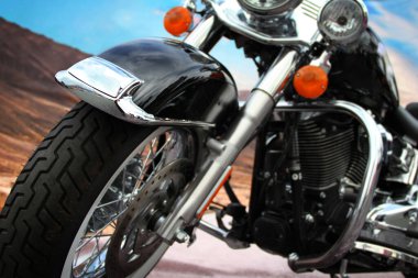 Şehrin caddesinde duran klasik bir Amerikan motosikletinin görüntüsü