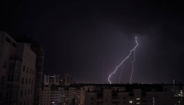 Gece şehrinde gökyüzünde şimşek çakıyor