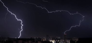 Gece şehrinde gökyüzünde şimşek çakıyor