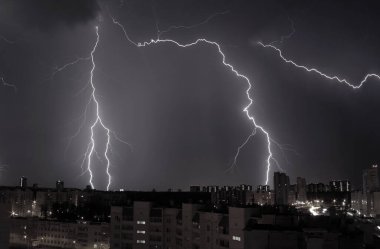 Gece şehrinde gökyüzünde şimşek çakıyor